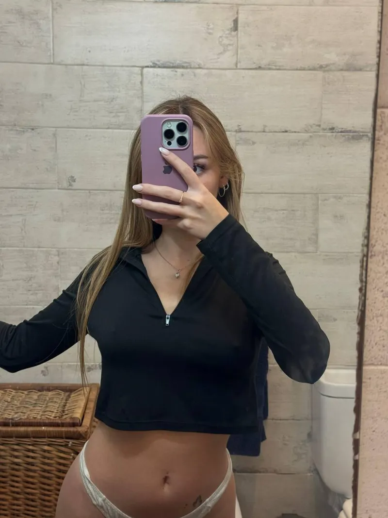 Thumbnail ArcaneLadies' Capture: A Selfie Moment Before the Shower