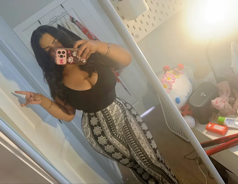 Thumbnail Capturing a Stylish Mirror Selfie RnR by PenAlarmed1528