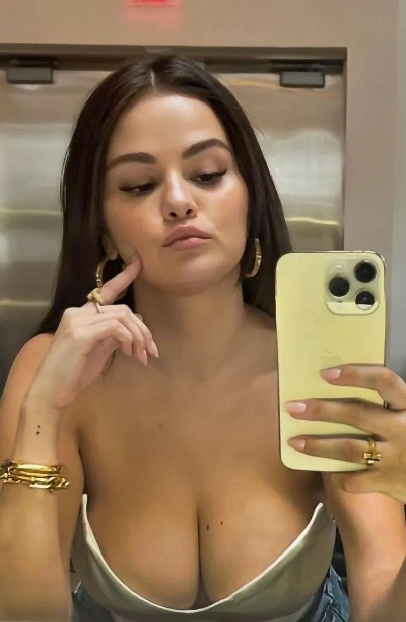 Thumbnail Unveiling the Charm of Selena Gomez through the Lens of InfamousAstronaut592