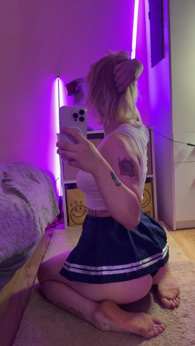 Thumbnail Funky_stinger's Urgent MirrorSelfie Desire Revealed - 'I Need It Right Now'