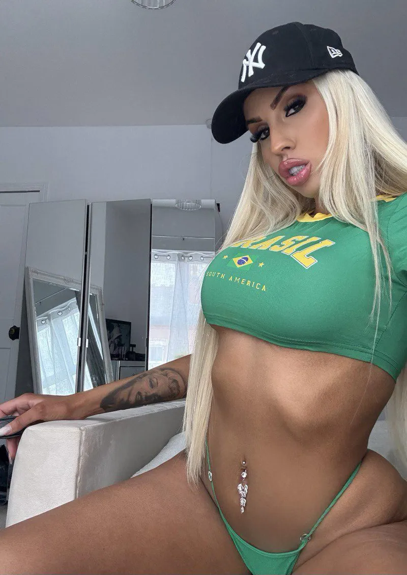 Thumbnail Green Croptop Chic: ImpressiveTeasr's Stylish Look