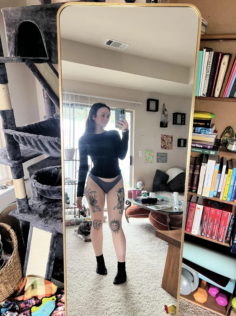 Thumbnail Discovering xoxodaddysgirlxoxo's Allure in a 'Not That Dirty' MirrorSelfie