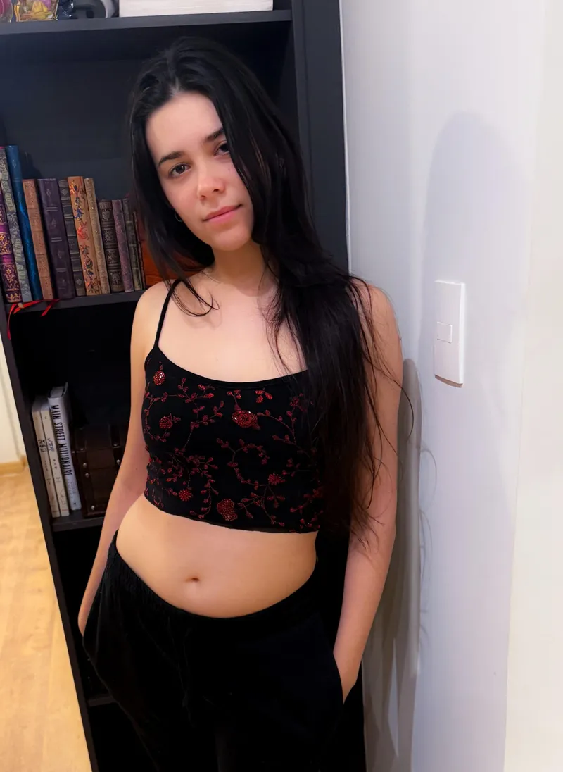 Thumbnail Breathable Tummy Moments: cathyharpist's Comfort in Croptops