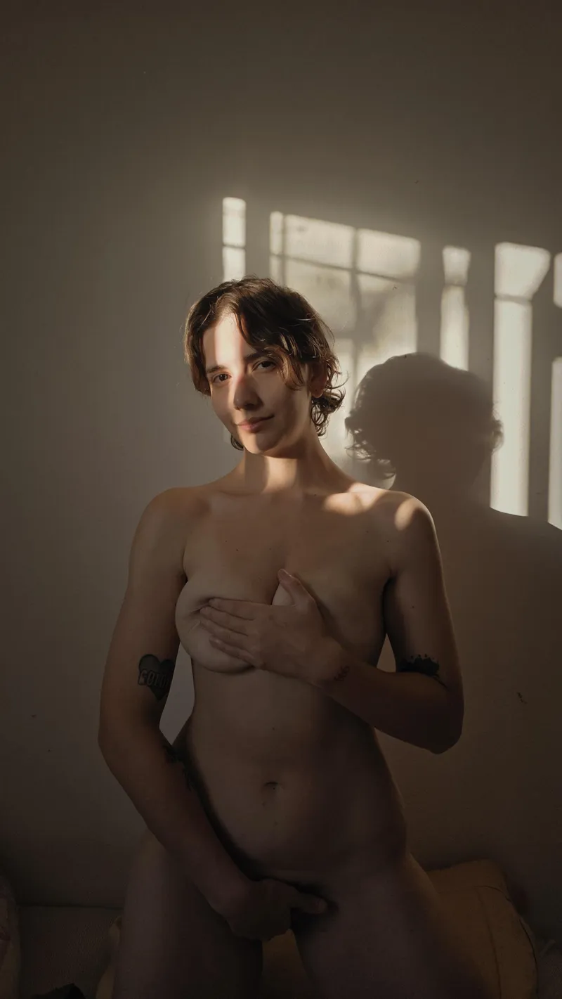 Thumbnail Cass_theboss_99 Exposes a New Side with Handbra Imagery