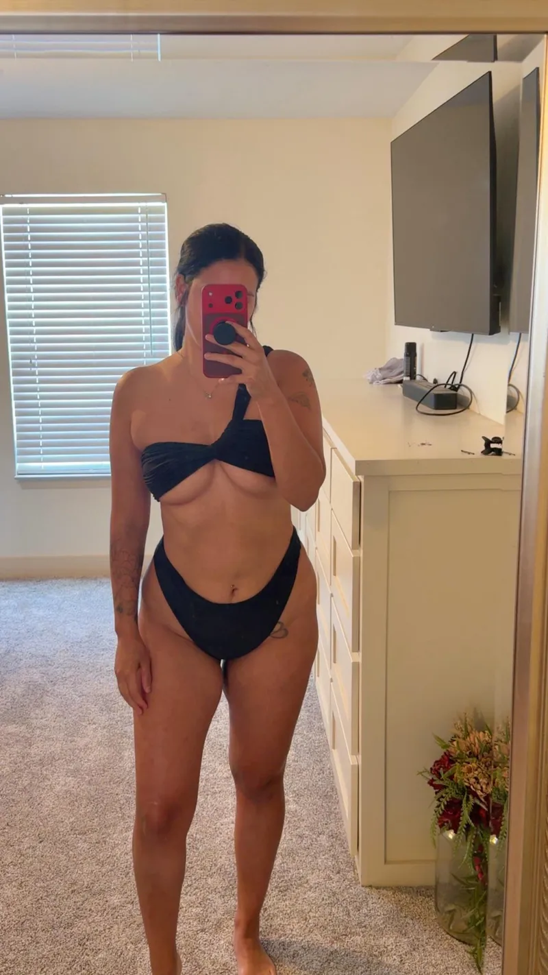 Thumbnail wifeybullrider's Confident Pose: Hips Don't Lie - Latina Glow