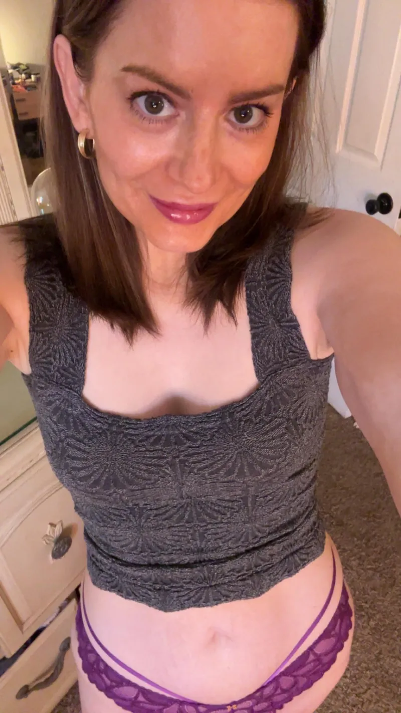 Thumbnail Soft tummy, thick thighs, and absolutely no complaints 💕