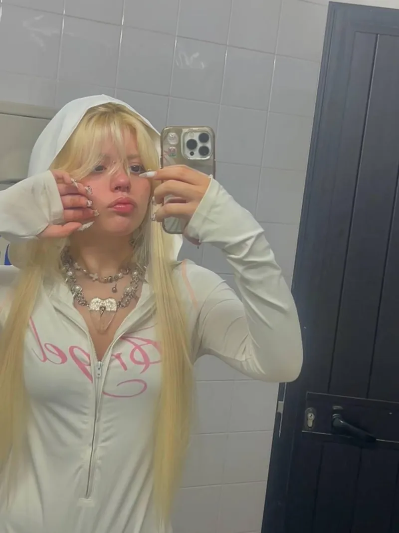 Thumbnail Gillar du kvinnor på 18 eller blir jag för mycket för dig?😘