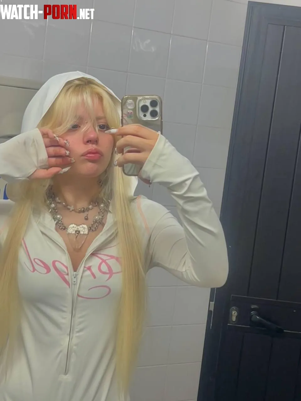Gillar du kvinnor på 18 eller blir jag för mycket för dig?😘 by STATICVEIL_5