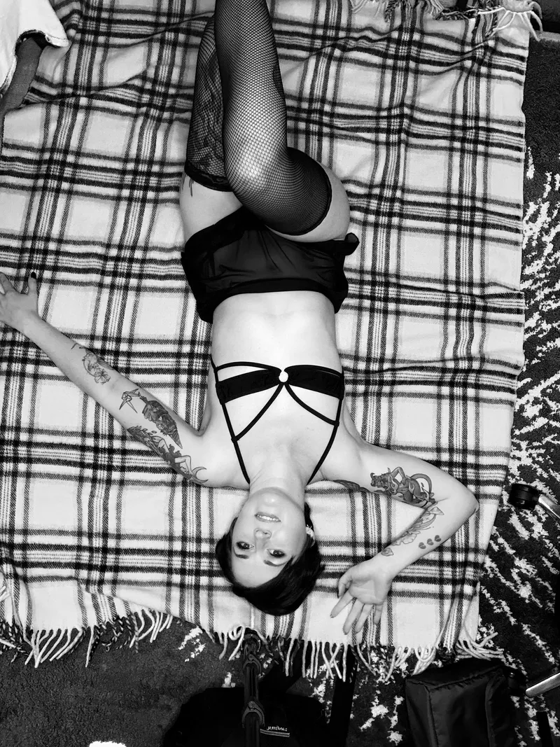 Thumbnail Do these fishnet stockings go with this top