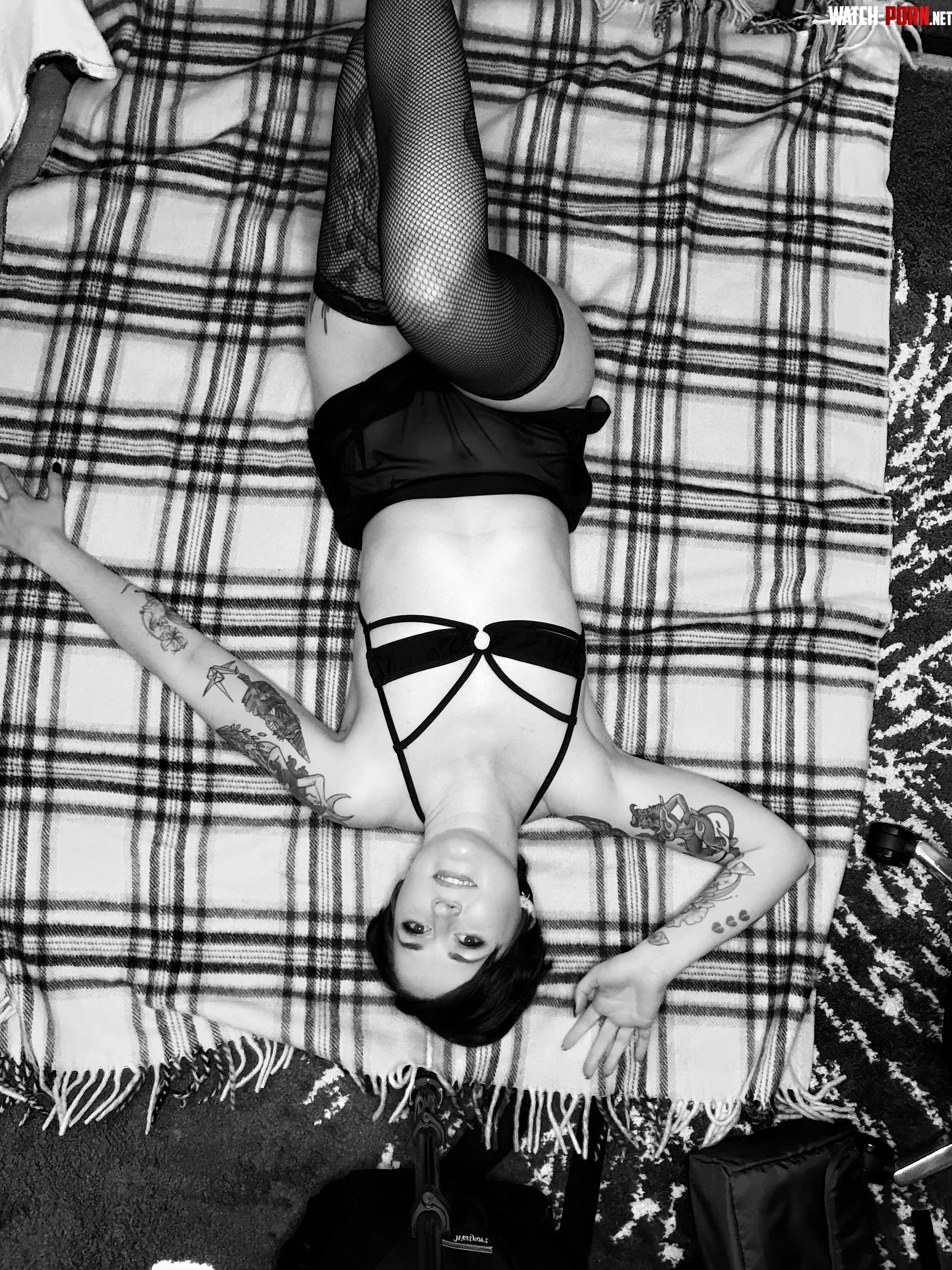 Do these fishnet stockings go with this top by FishnetFeetDiary