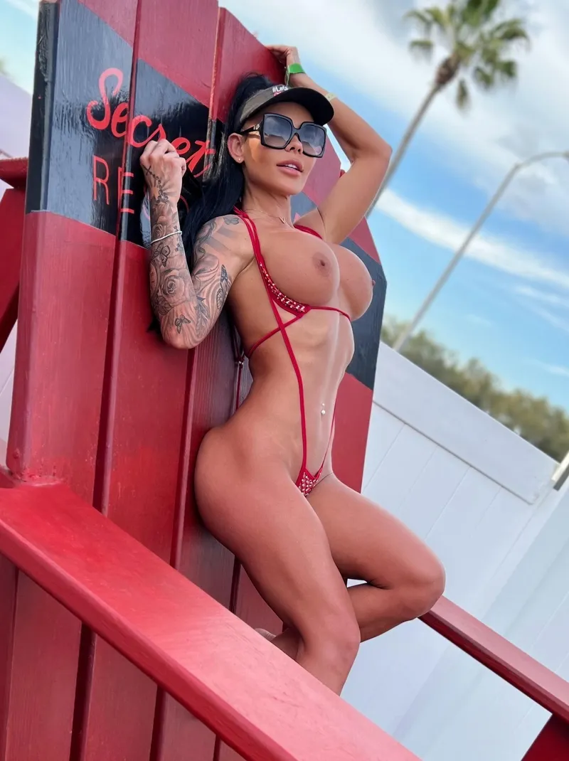 Thumbnail My new favorite resort and slingkini ...