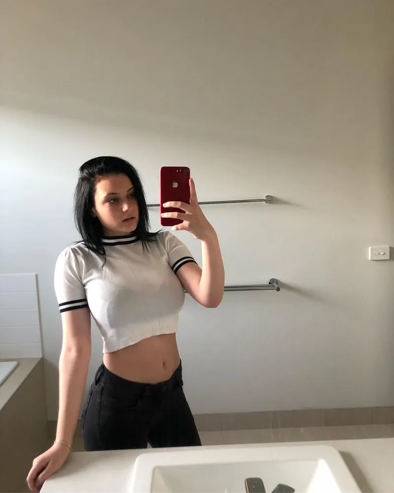 Thumbnail Busty Petite