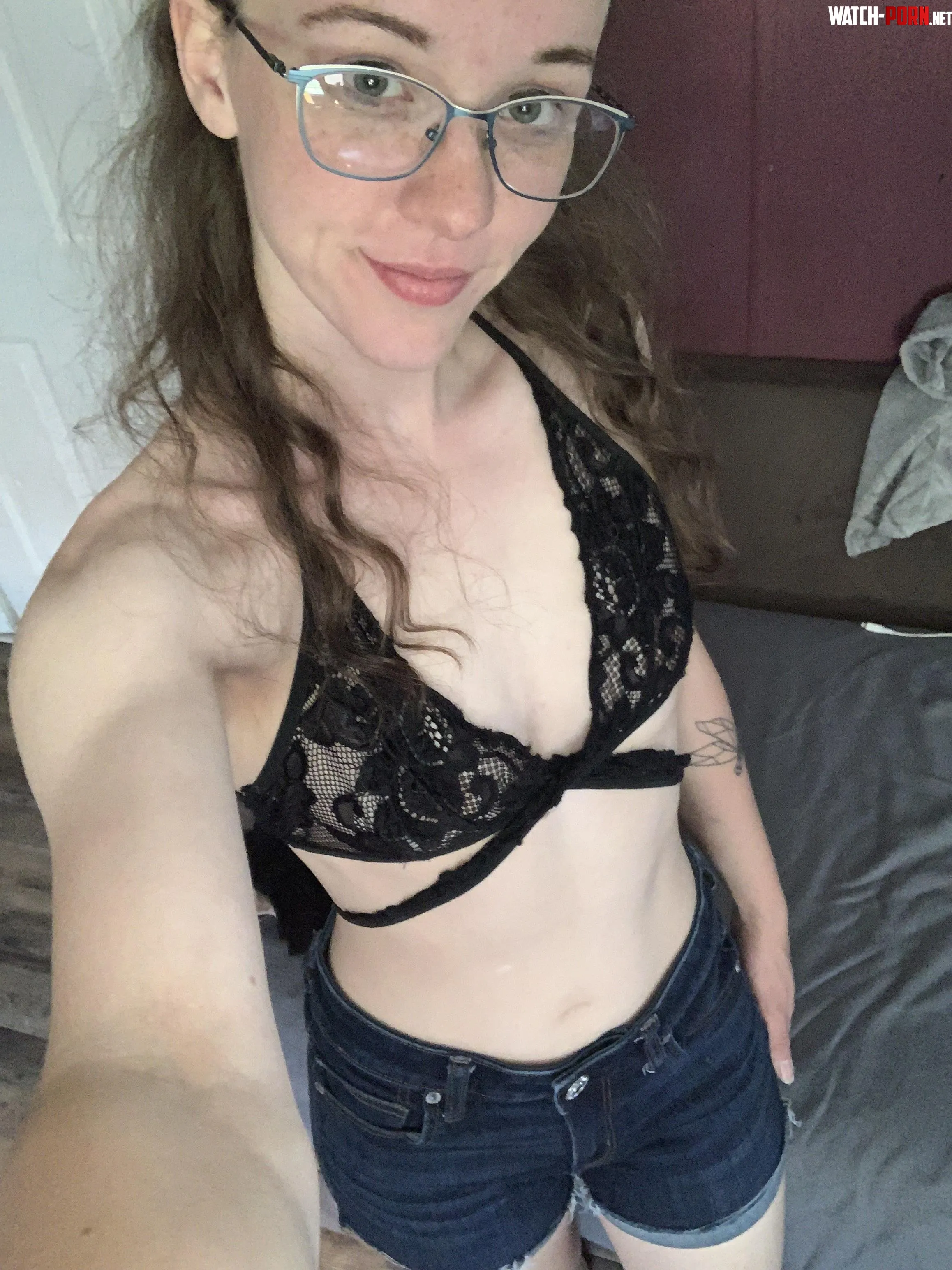 Freckles and jean shorts go perfectly together by thebreefontaine