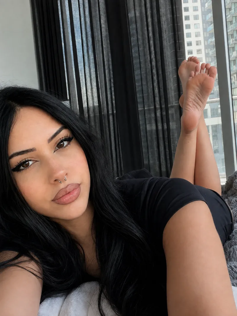 Thumbnail come suck my feet please OC