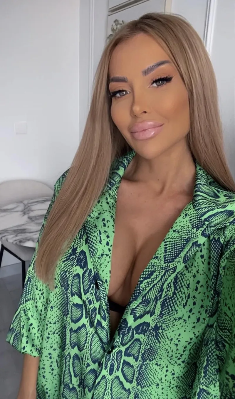 Thumbnail Green tailoring and polished Monday confidence
