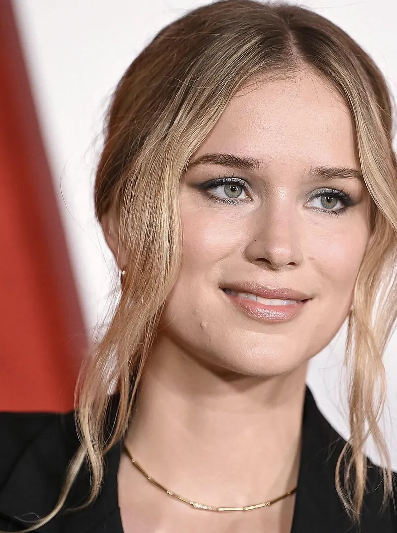 Thumbnail Elizabeth Lail