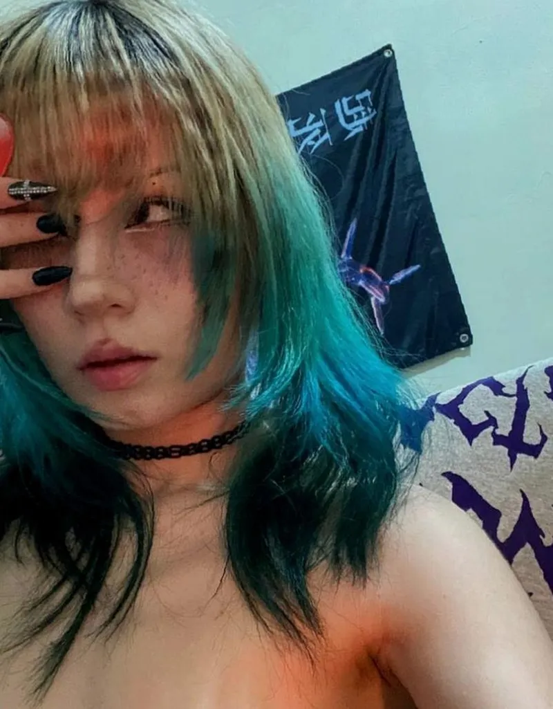 Thumbnail boyish girl tries to fit