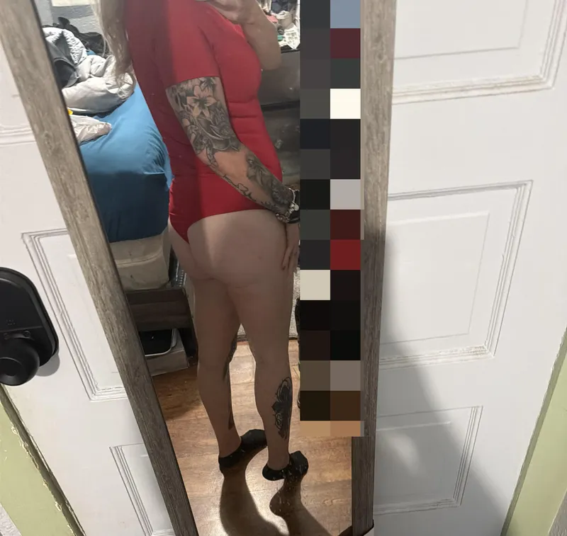 Thumbnail Do you like red bodysuits?