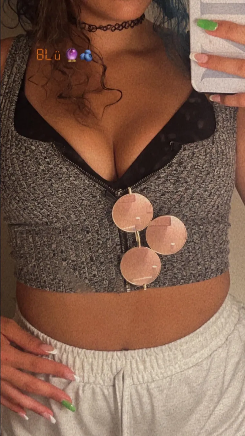 Thumbnail • zip-up crop top •