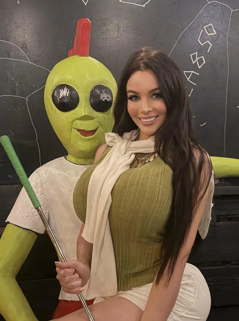 Thumbnail E.T. (Enormous Titties)