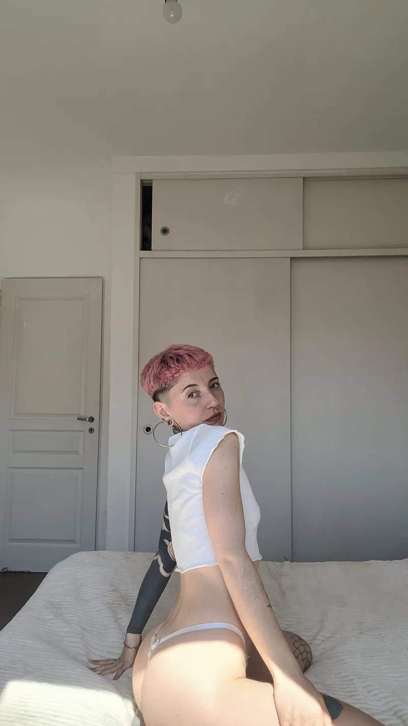 Thumbnail Give me your attention.