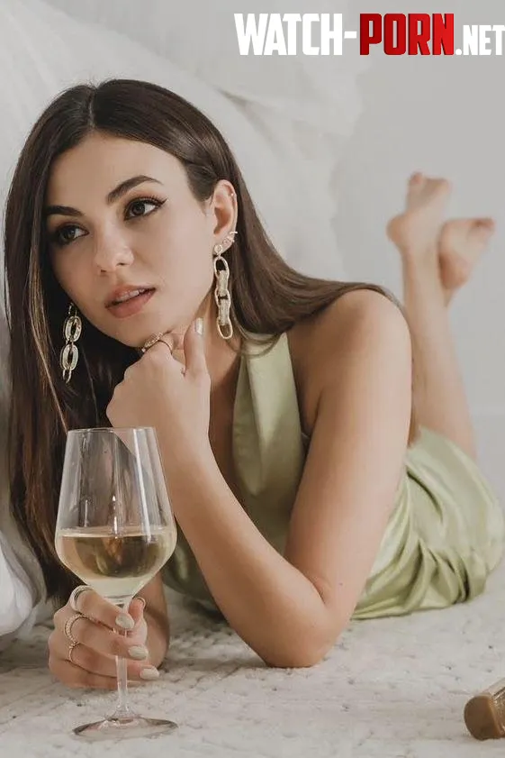 Victoria Justice by nadeniss