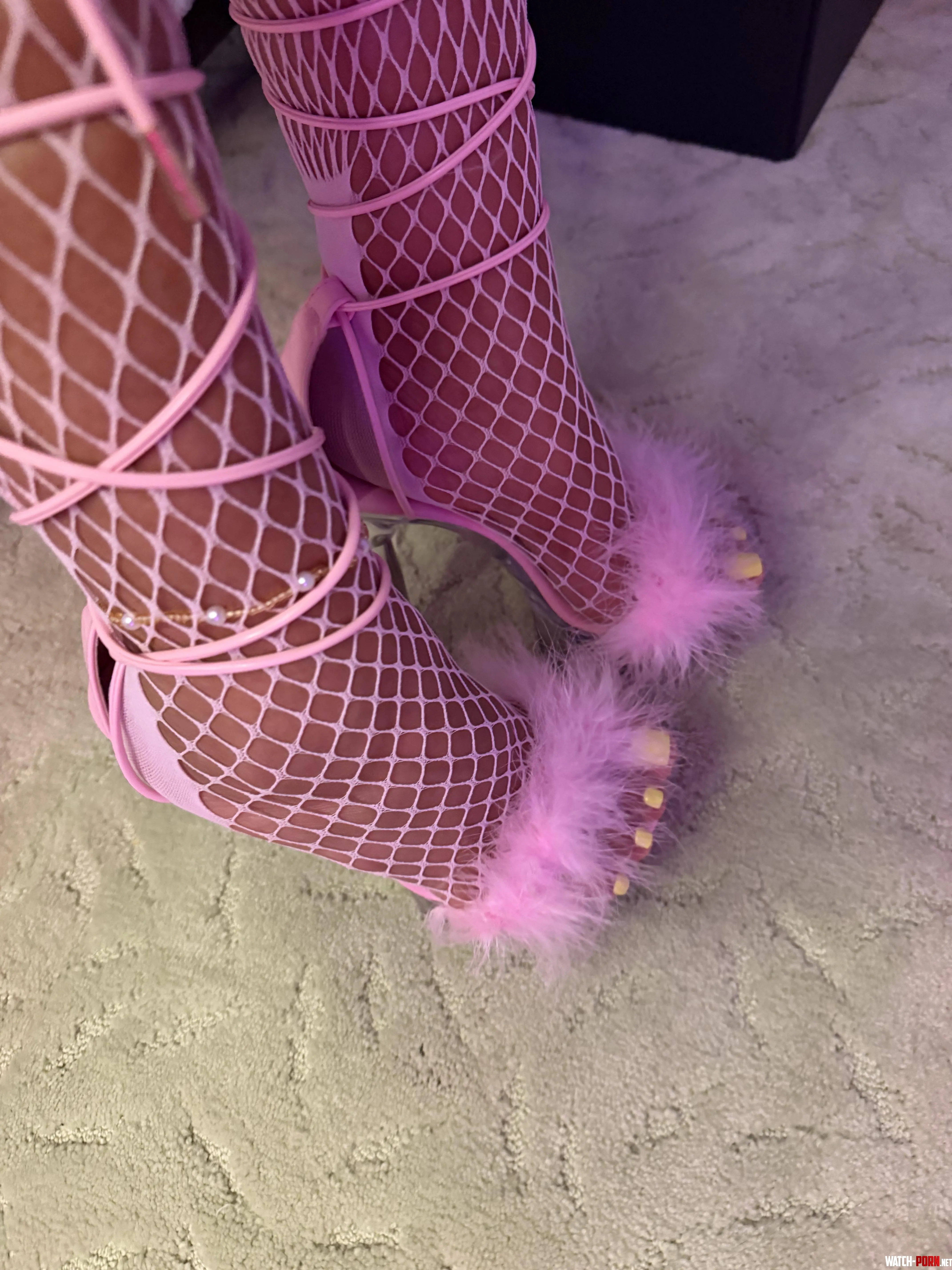 Pretty feet here.. who’s willing want to suck my feet tonight? [OC] by KinkyAznHotwfe
