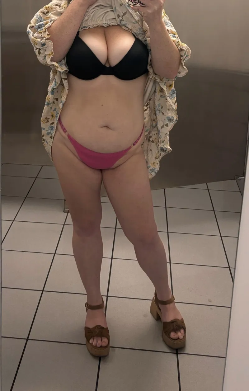 Thumbnail A chubby HR girl showing off at work 🤫