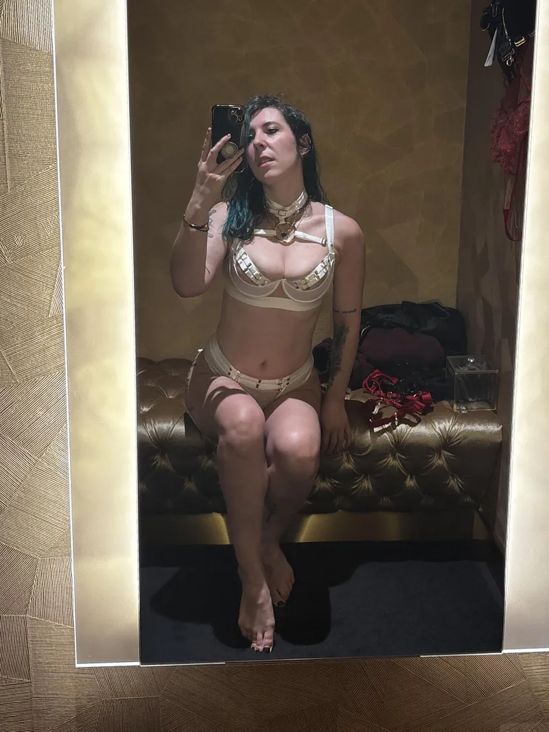 Thumbnail Keepin it hot in the fitting room