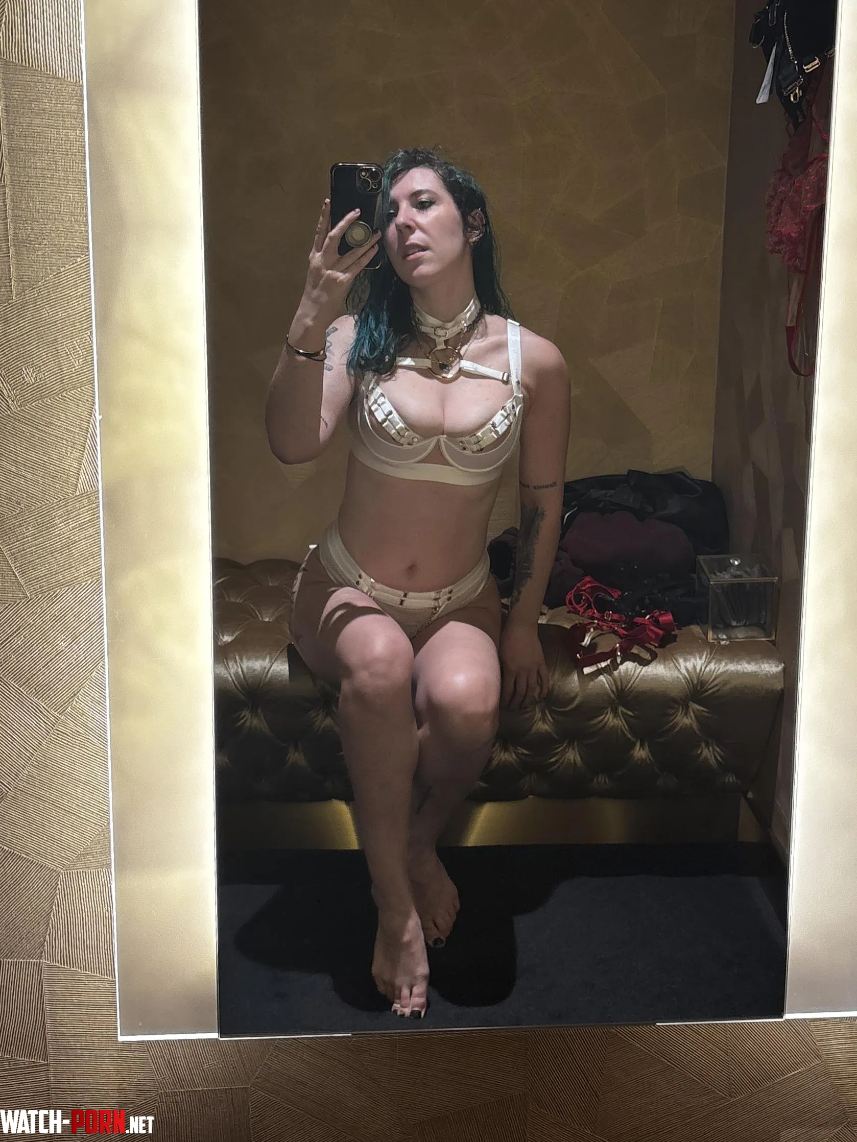 Keepin it hot in the fitting room by sirenskiss3