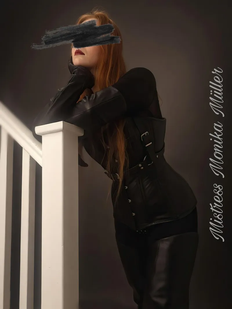 Thumbnail Redhead in black leather