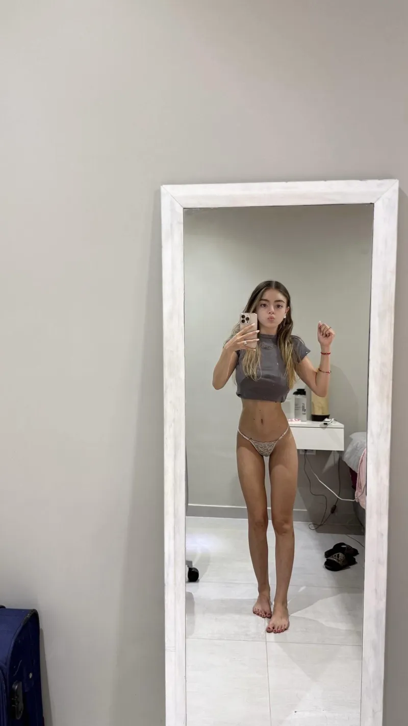 Thumbnail F18 would u give a inexperienced girl a kiss