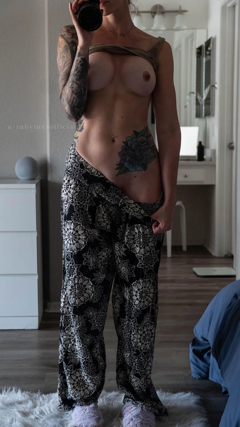 Thumbnail Big tits and baggy pants