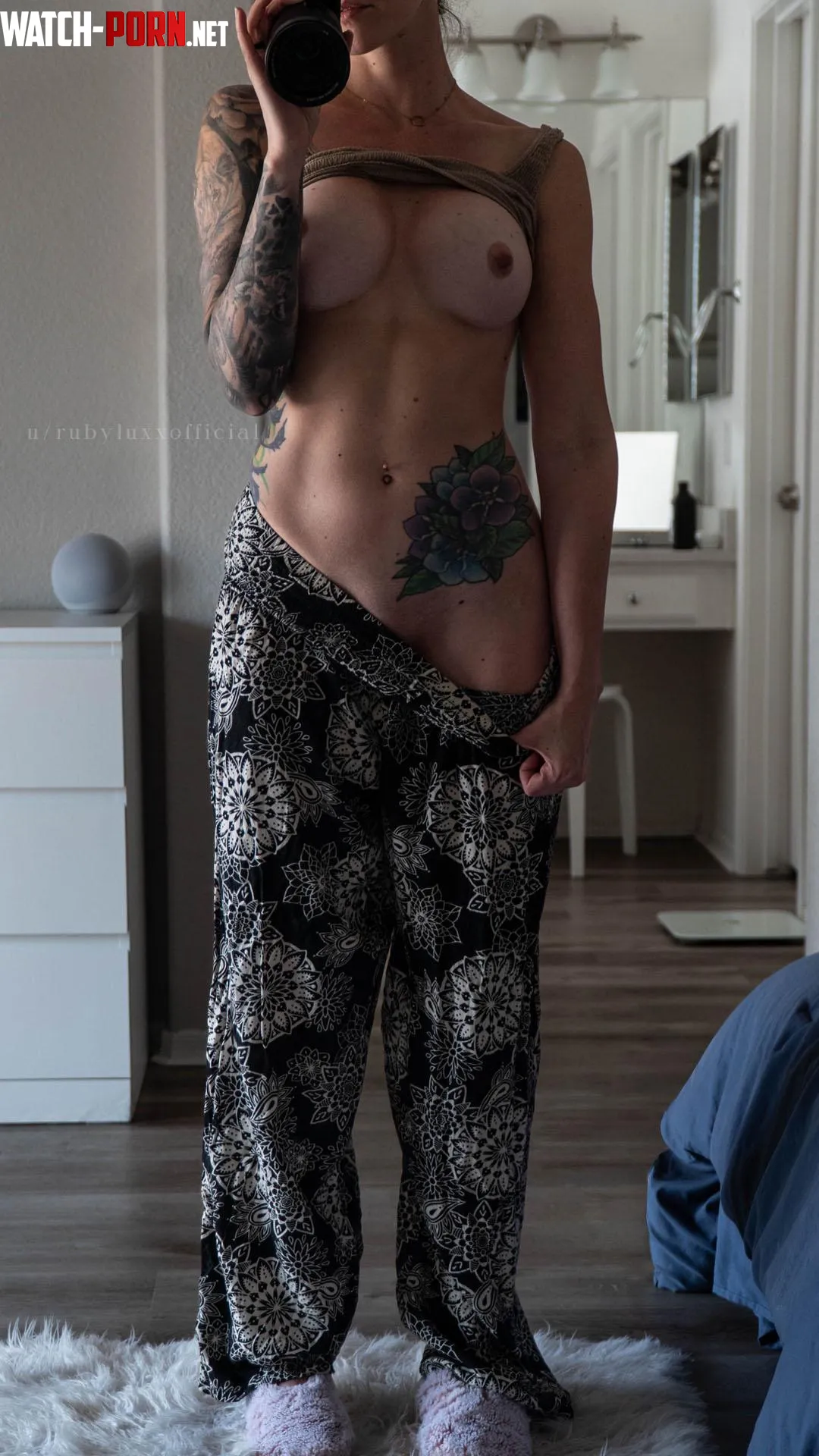 Big tits and baggy pants by Theluxxs