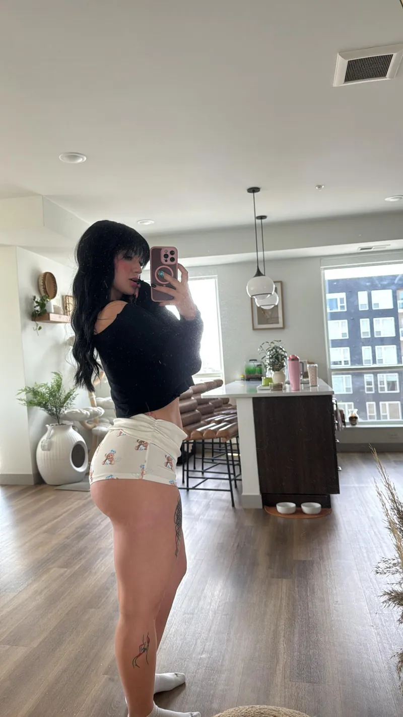 Thumbnail What’s the equivalent to double d’s but for 🍑?