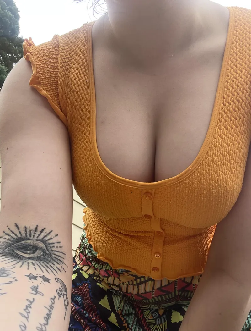 Thumbnail Cloudy (cleavage) kind of day