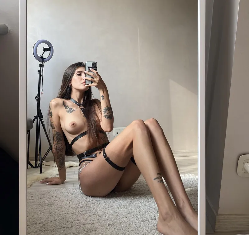 Thumbnail mirror selfie