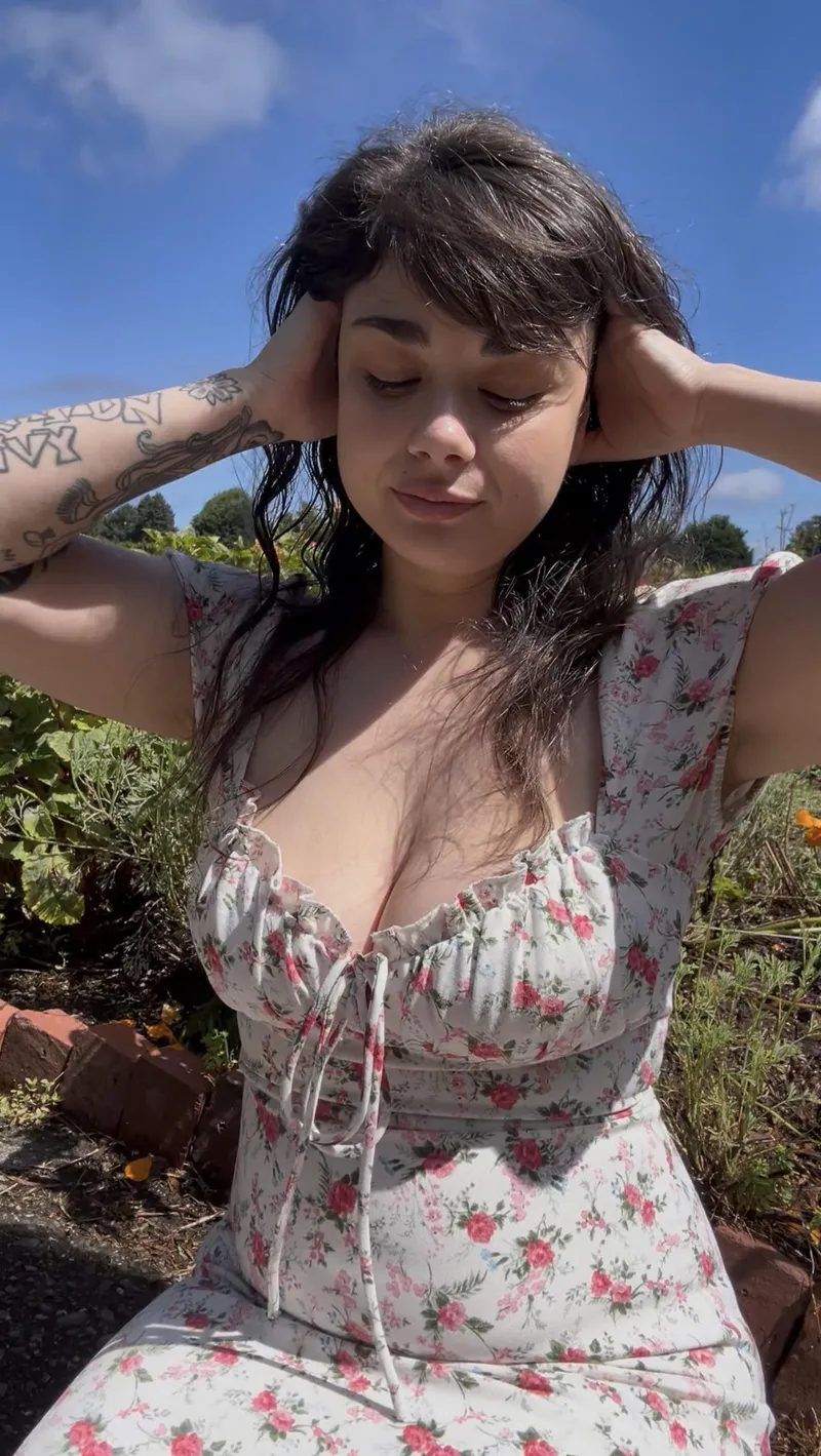 Thumbnail Going braless with no makeup is a hobby at this point