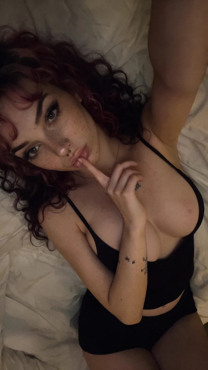 Thumbnail a cute gn selfie from you alt gf, mwah