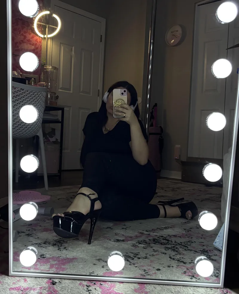 Thumbnail Do you like these heels? 👠 Check comments❤️ OC