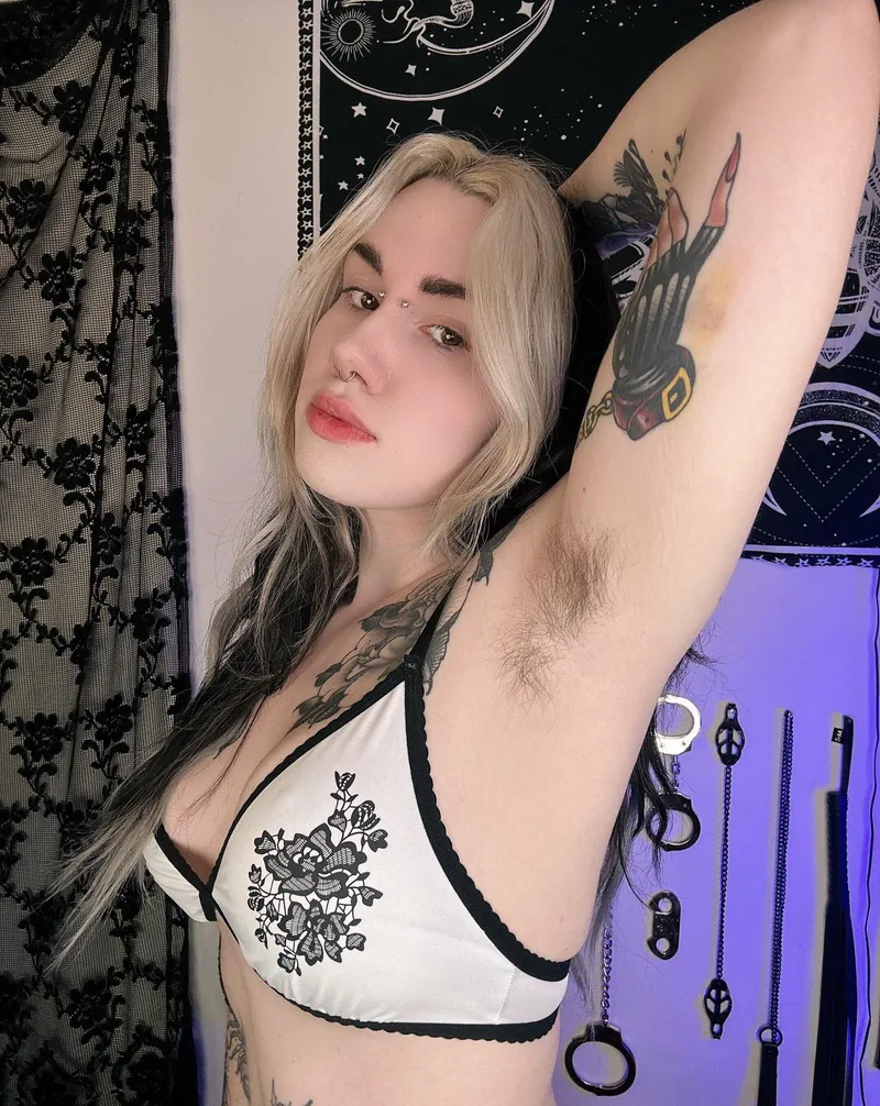 Thumbnail Whatcha think of my hairy pits?
