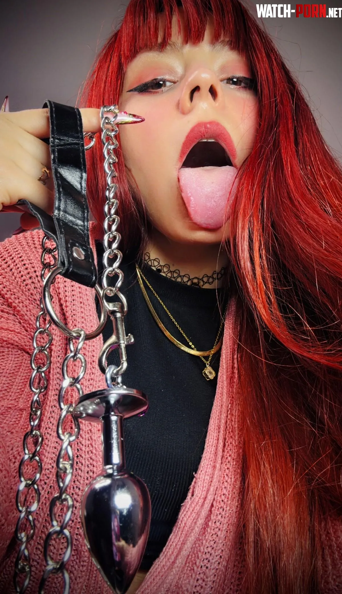 The chain stays in my hand for a reason by loolisinful