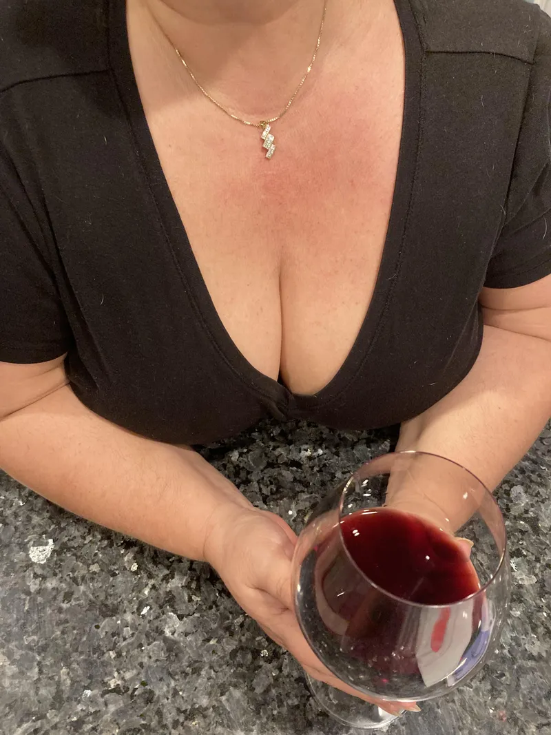 Thumbnail I love my cleavage in this pic