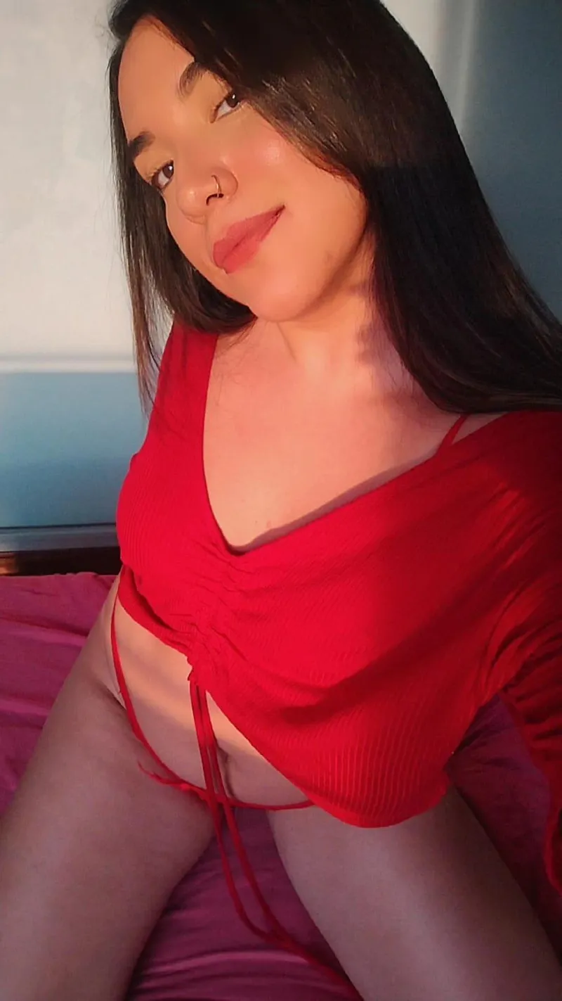 Thumbnail Red, sunshine, and a crop top ❤️☀️