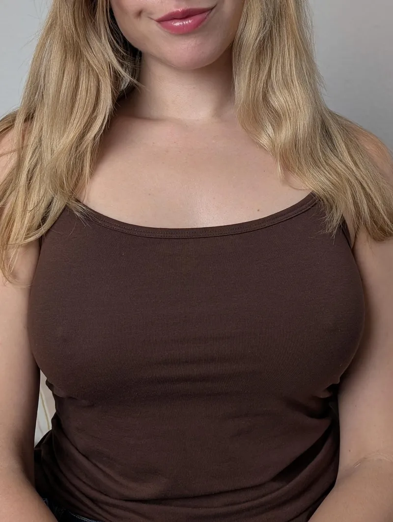 Thumbnail Braless in a tight brown top
