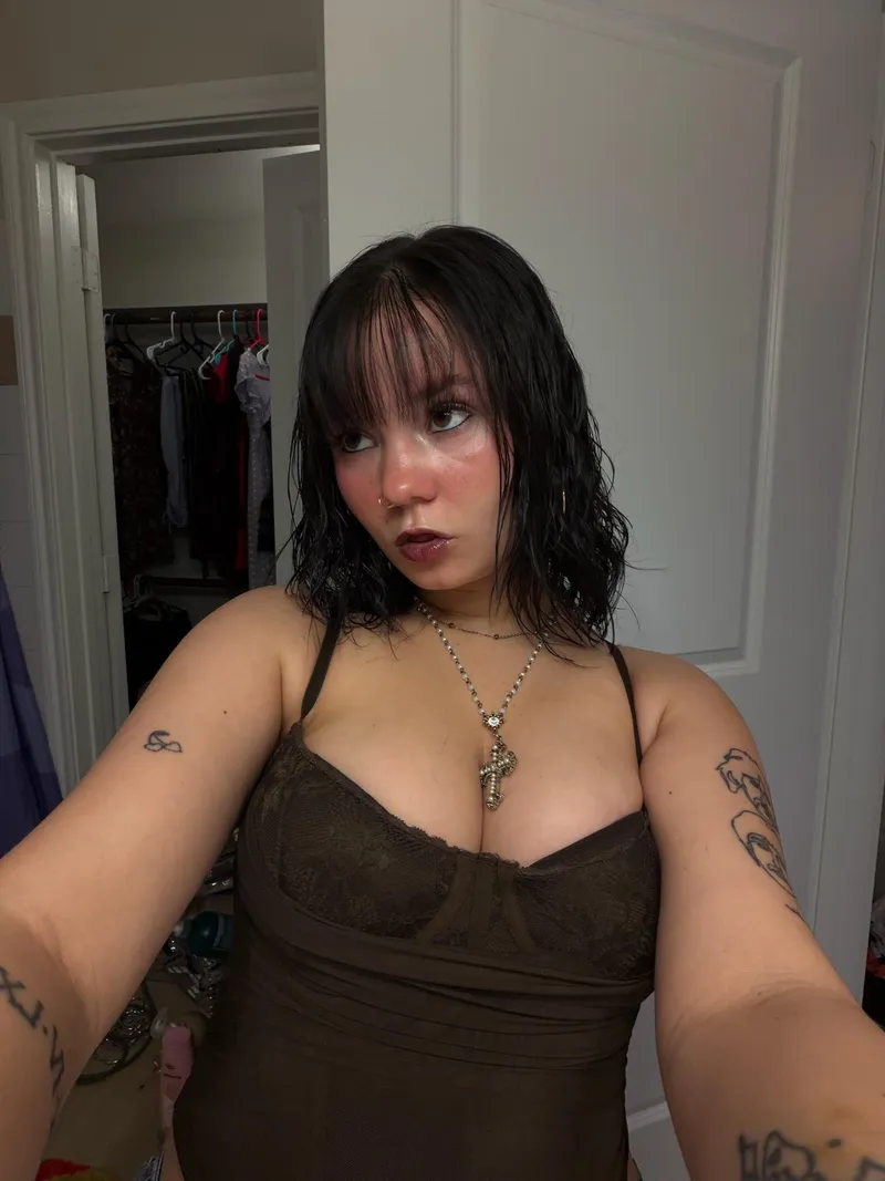 Thumbnail Dominant short haired woman have a chokehold on you