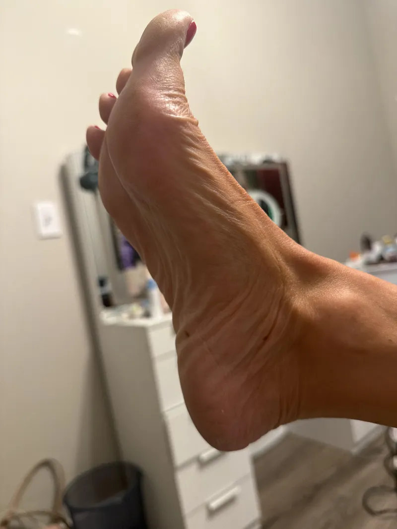 Thumbnail (OC) Soft lighting hitting every wrinkle on these soles