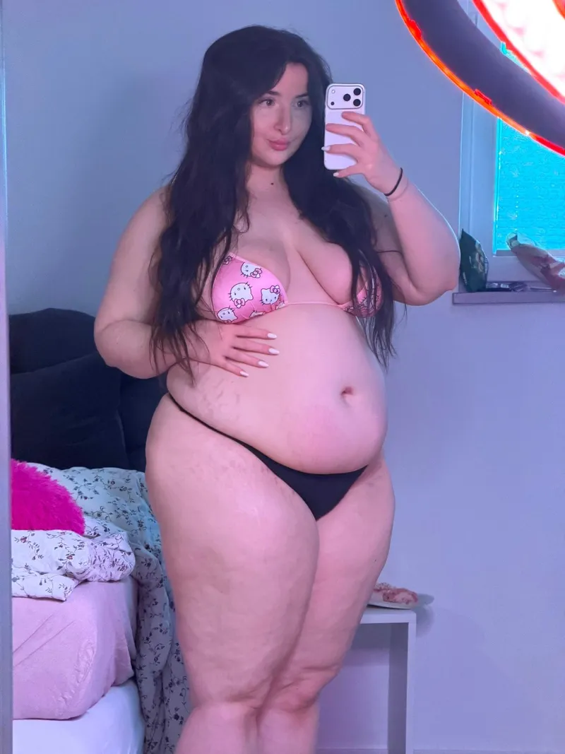 Thumbnail Cute fat belly girl