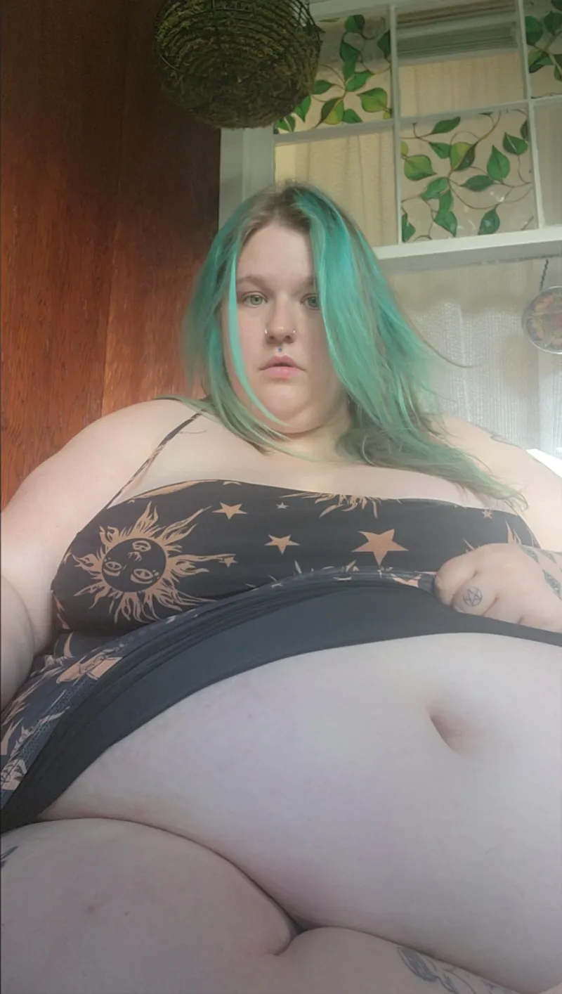 Thumbnail My dress barely fits over my belly
