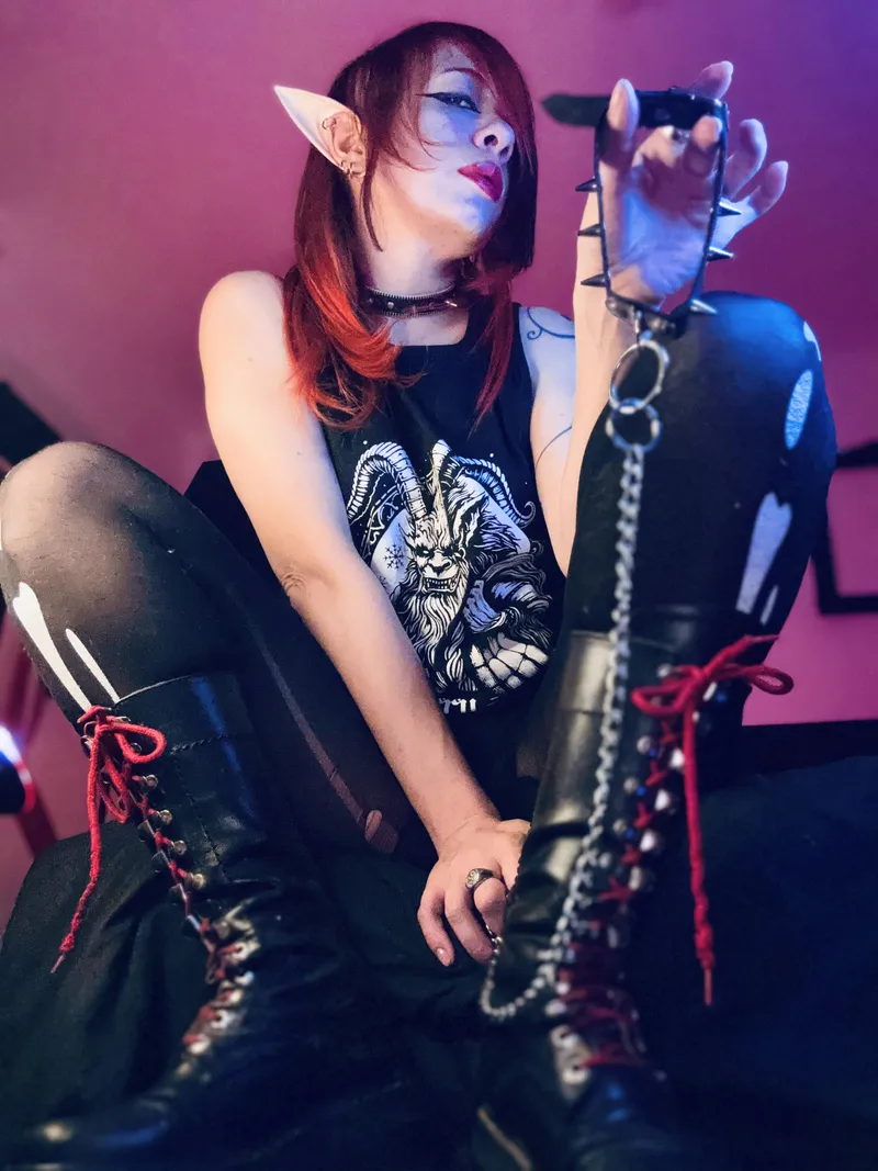 Thumbnail Come lick my leather boots
